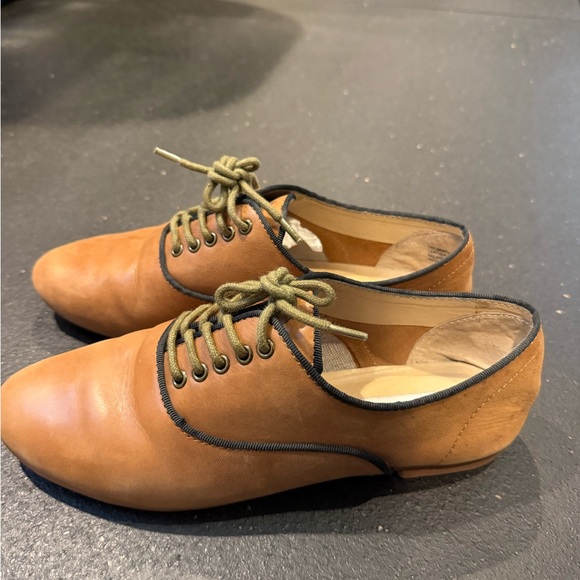 Steve Madden Tan and Black Women's Oxfords - Picture 2 of 4